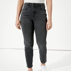 NWT AMERICAN EAGLE Curvy High Rise Mom Jean in Size 16 Regular casual loose